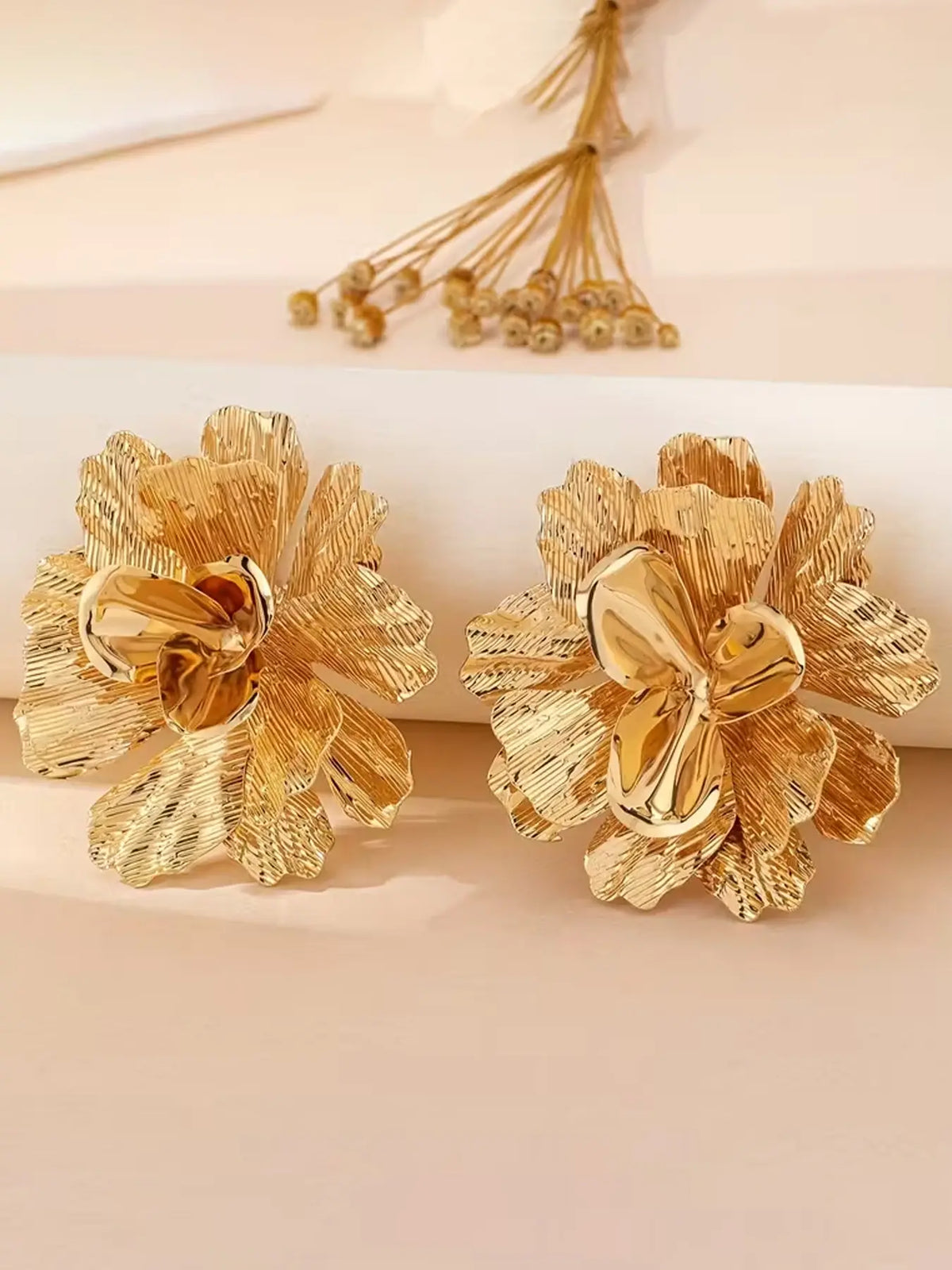 Elegant Floral Dangle Statement Earrings Jewelry for Women, Vintage-Inspired Metal Flower Design, Perfect for Casual & Special Occasions, Fashionable Earrings