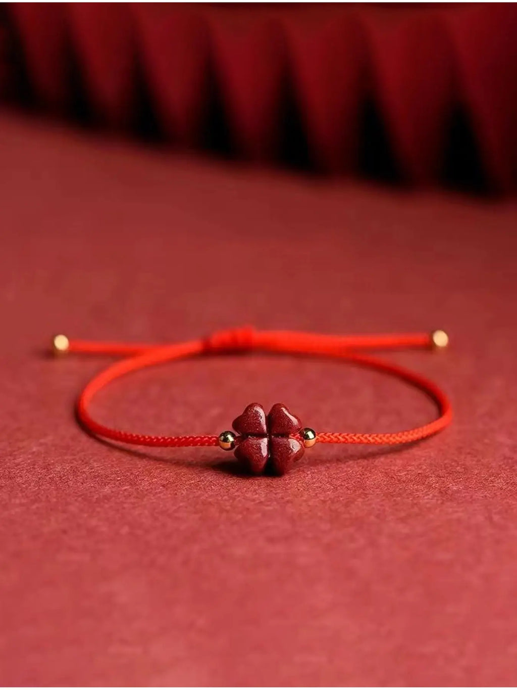 The four leaf clover rope bracelet is hand woven with lucky grass hand rope, Braided Bracelet, Bohemian Bracelet, suitable for daily wear, vacation and dating occasions, and is also a surprising and exquisite small gift.