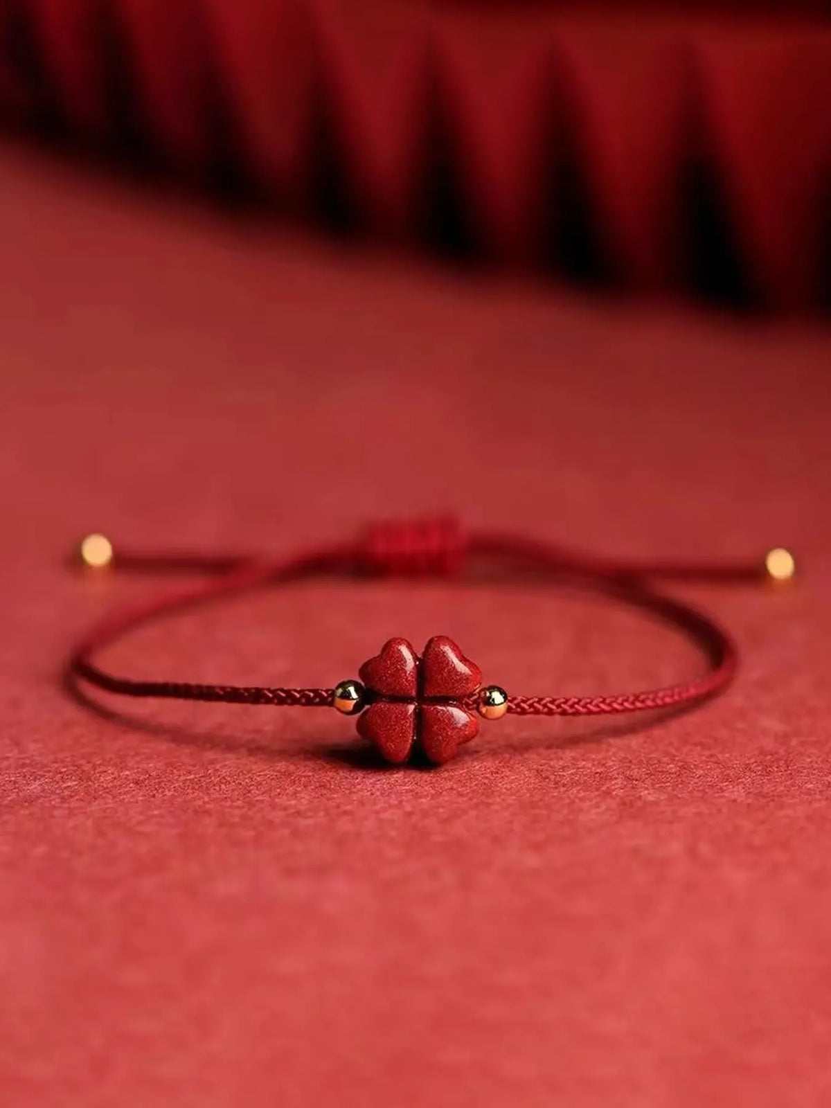 The four leaf clover rope bracelet is hand woven with lucky grass hand rope, Braided Bracelet, Bohemian Bracelet, suitable for daily wear, vacation and dating occasions, and is also a surprising and exquisite small gift.