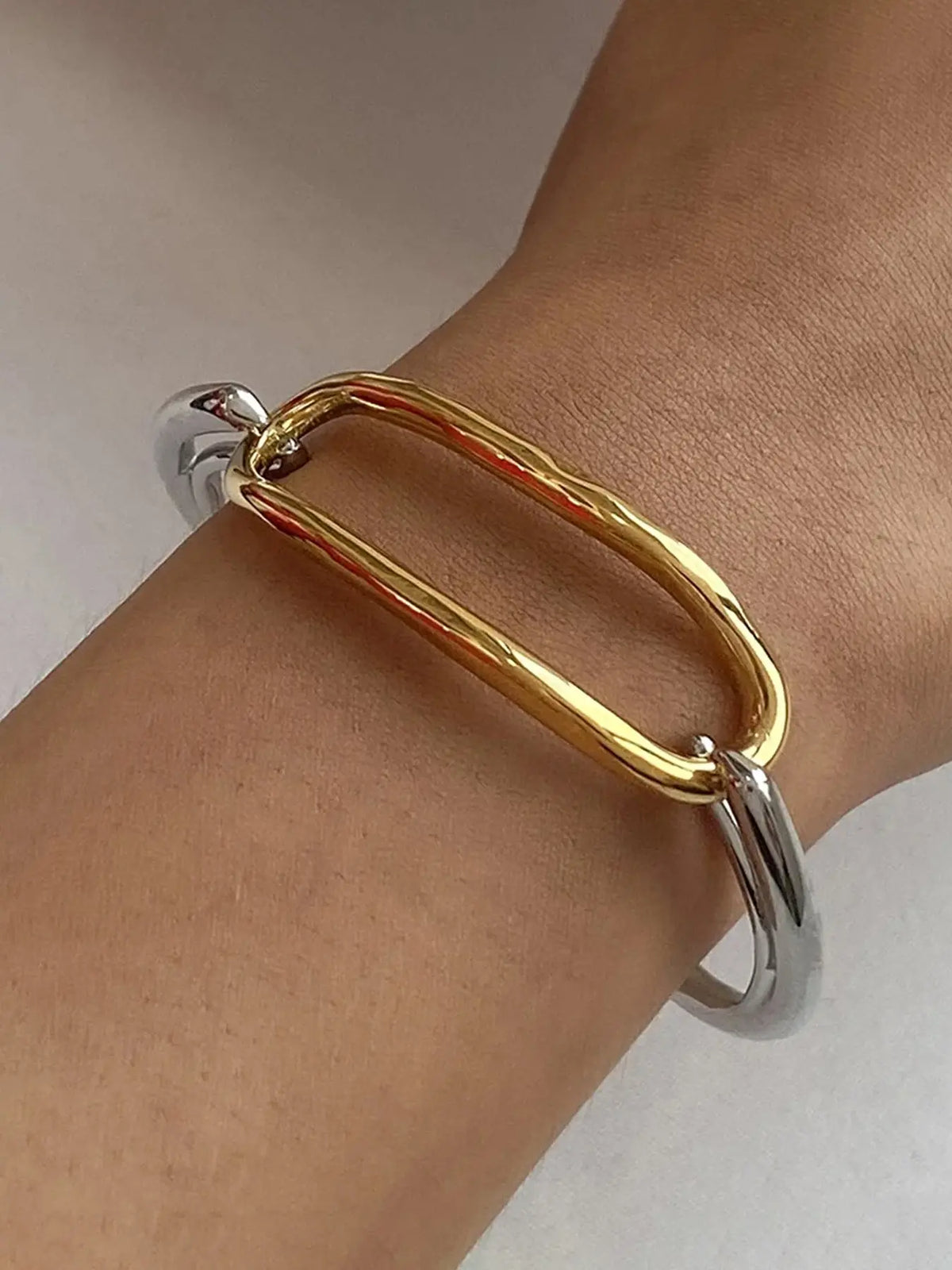 Women's Geometric Hand Bracelet, Elegant Minimalist Bangle, Exquisite Bracelet, Stainless Steel Material, Casual Style Design, All-Season Accessory, Plain Pattern Type, Fashionable Bracelet, Casual Trendy Jewelry, Hand Chain, Bangle Bracelets