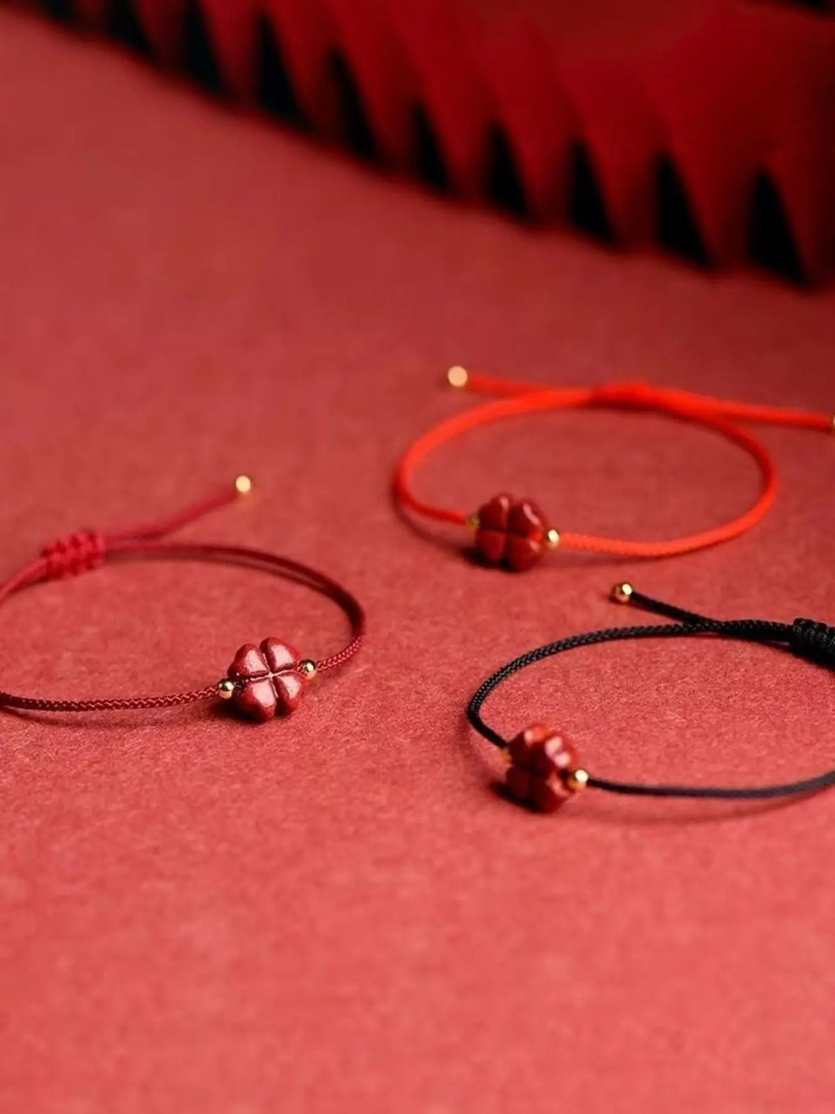 The four leaf clover rope bracelet is hand woven with lucky grass hand rope, Braided Bracelet, Bohemian Bracelet, suitable for daily wear, vacation and dating occasions, and is also a surprising and exquisite small gift.