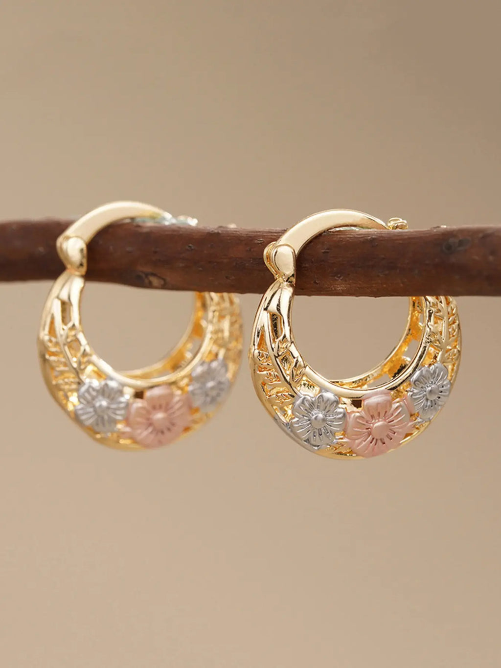 Mexican-style sunflower pattern gold-coloured hollow hoop earrings, hoop shape earrings, elegant party earrings, the perfect anniversary gift for mothers and couples, earrings jewelry