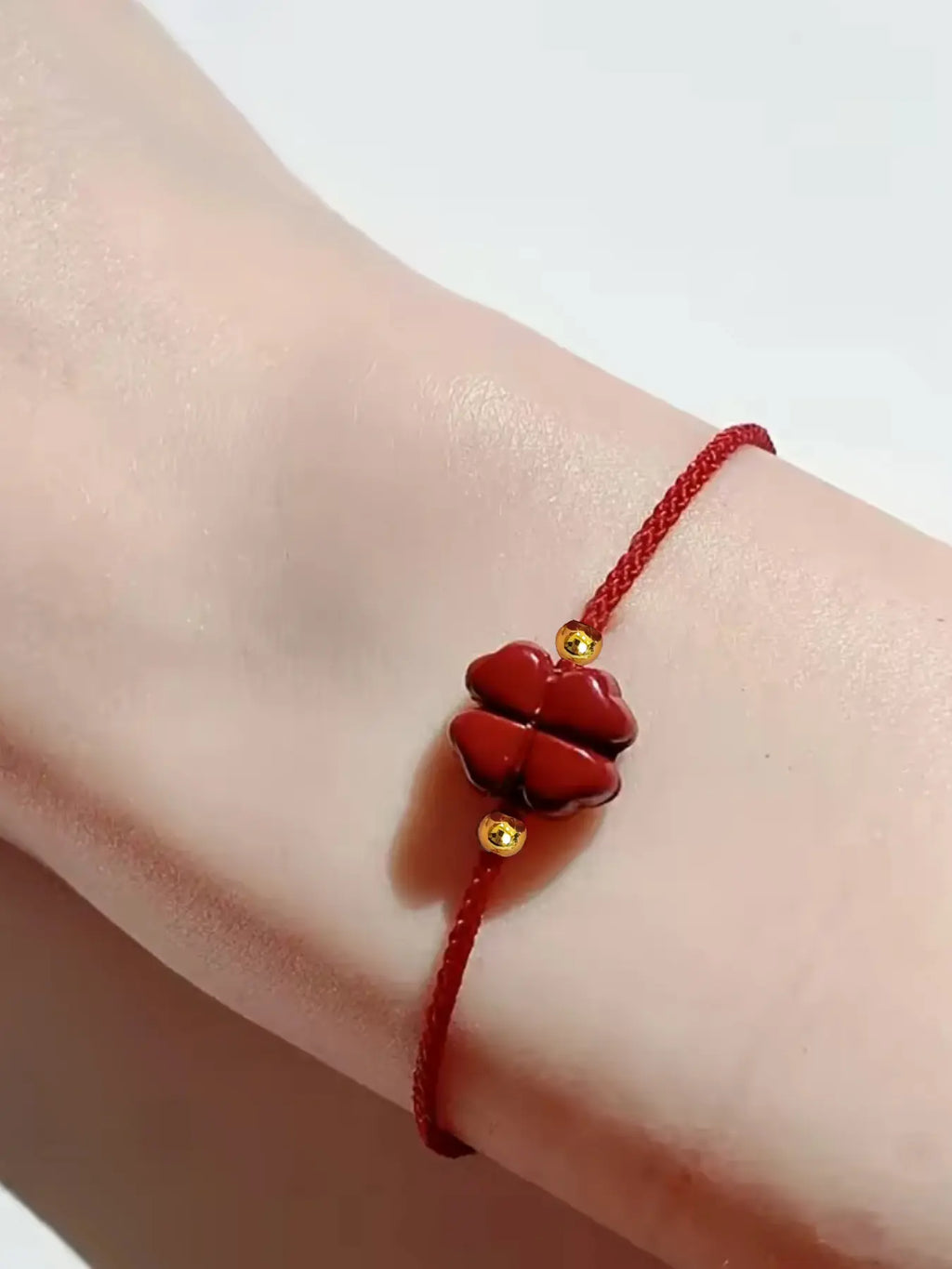 The four leaf clover rope bracelet is hand woven with lucky grass hand rope, Braided Bracelet, Bohemian Bracelet, suitable for daily wear, vacation and dating occasions, and is also a surprising and exquisite small gift.