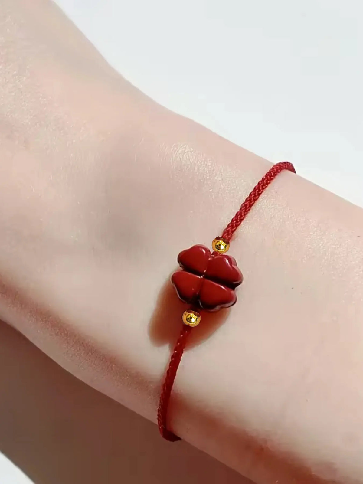 The four leaf clover rope bracelet is hand woven with lucky grass hand rope, Braided Bracelet, Bohemian Bracelet, suitable for daily wear, vacation and dating occasions, and is also a surprising and exquisite small gift.