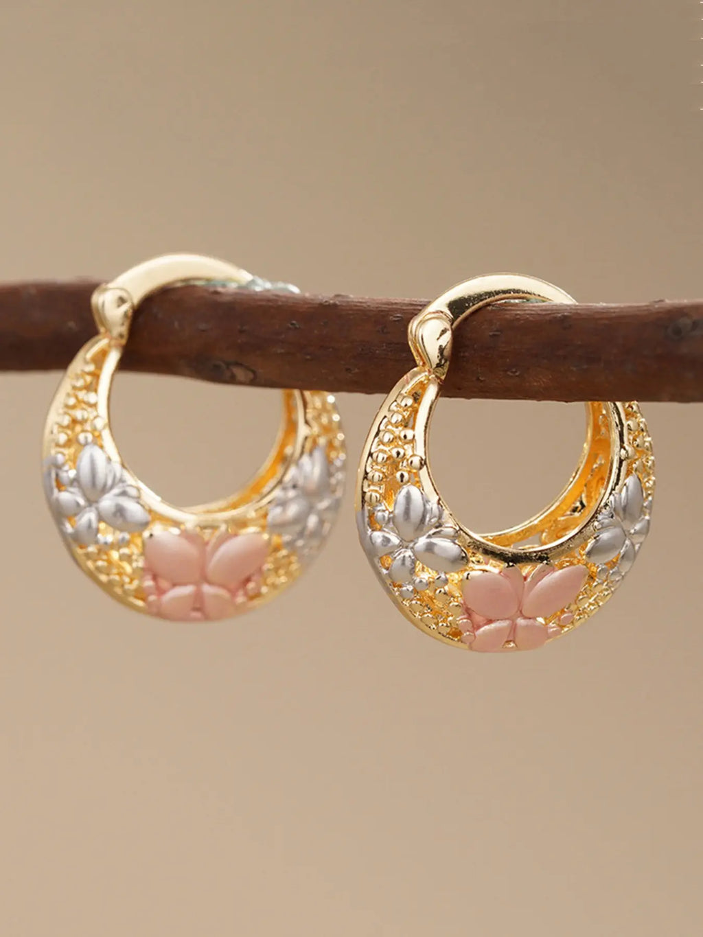 Mexican-style sunflower pattern gold-coloured hollow hoop earrings, hoop shape earrings, elegant party earrings, the perfect anniversary gift for mothers and couples, earrings jewelry
