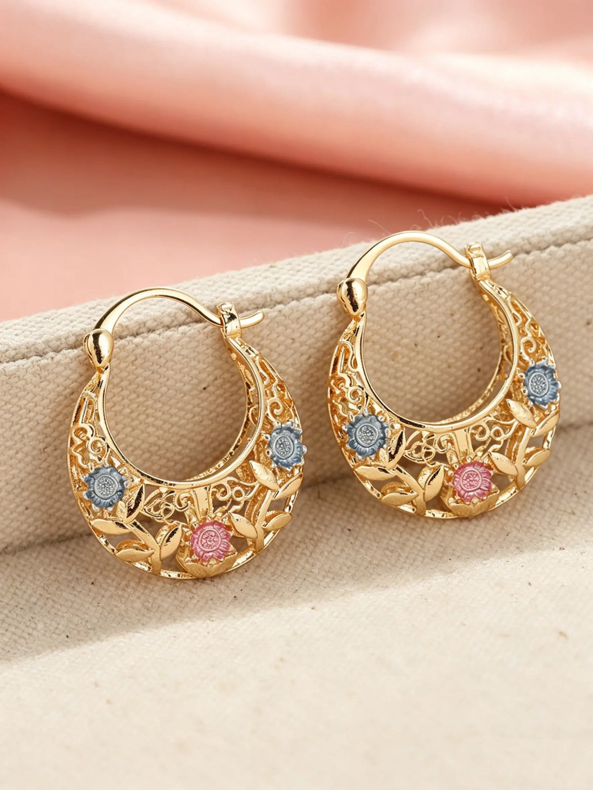 Mexican-style sunflower pattern gold-coloured hollow hoop earrings, hoop shape earrings, elegant party earrings, the perfect anniversary gift for mothers and couples, earrings jewelry