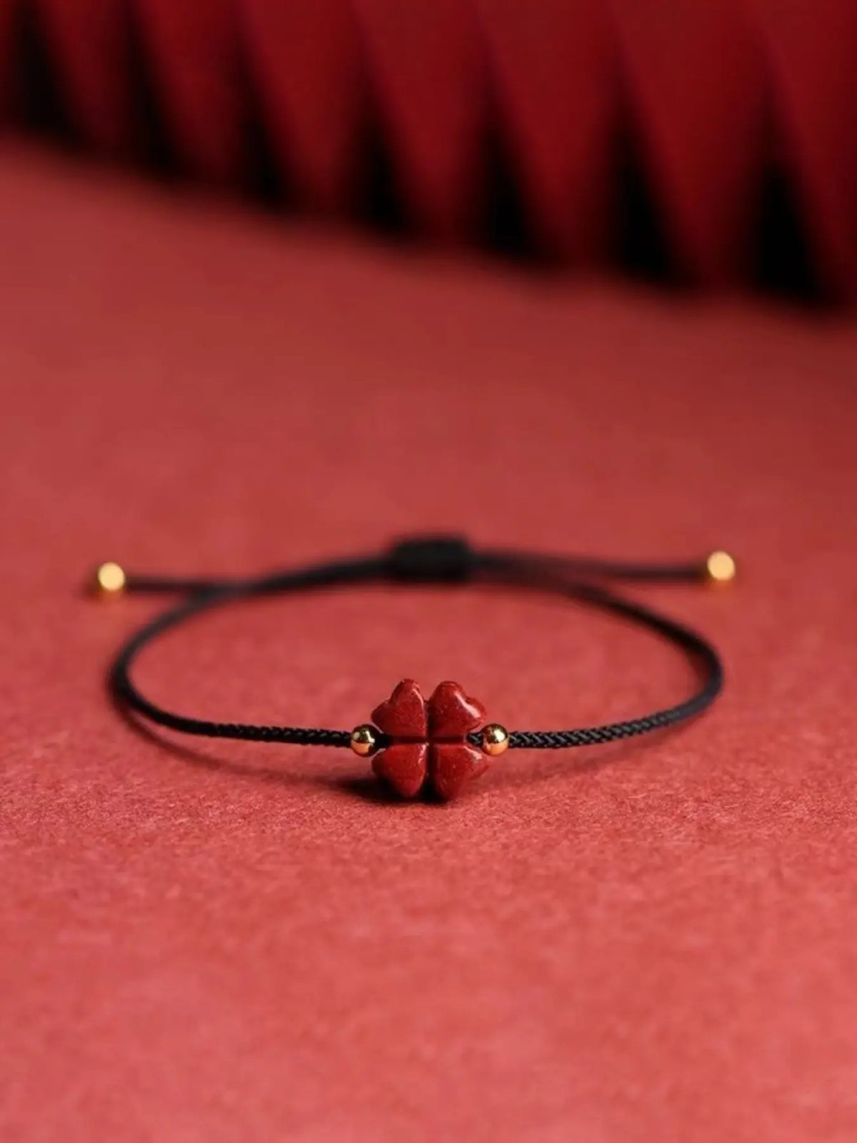 The four leaf clover rope bracelet is hand woven with lucky grass hand rope, Braided Bracelet, Bohemian Bracelet, suitable for daily wear, vacation and dating occasions, and is also a surprising and exquisite small gift.
