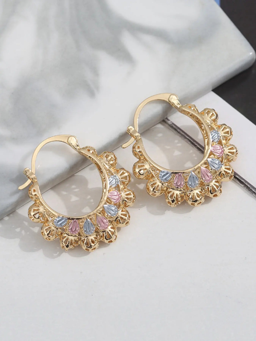 Mexican-style sunflower pattern gold-coloured hollow hoop earrings, hoop shape earrings, elegant party earrings, the perfect anniversary gift for mothers and couples, earrings jewelry