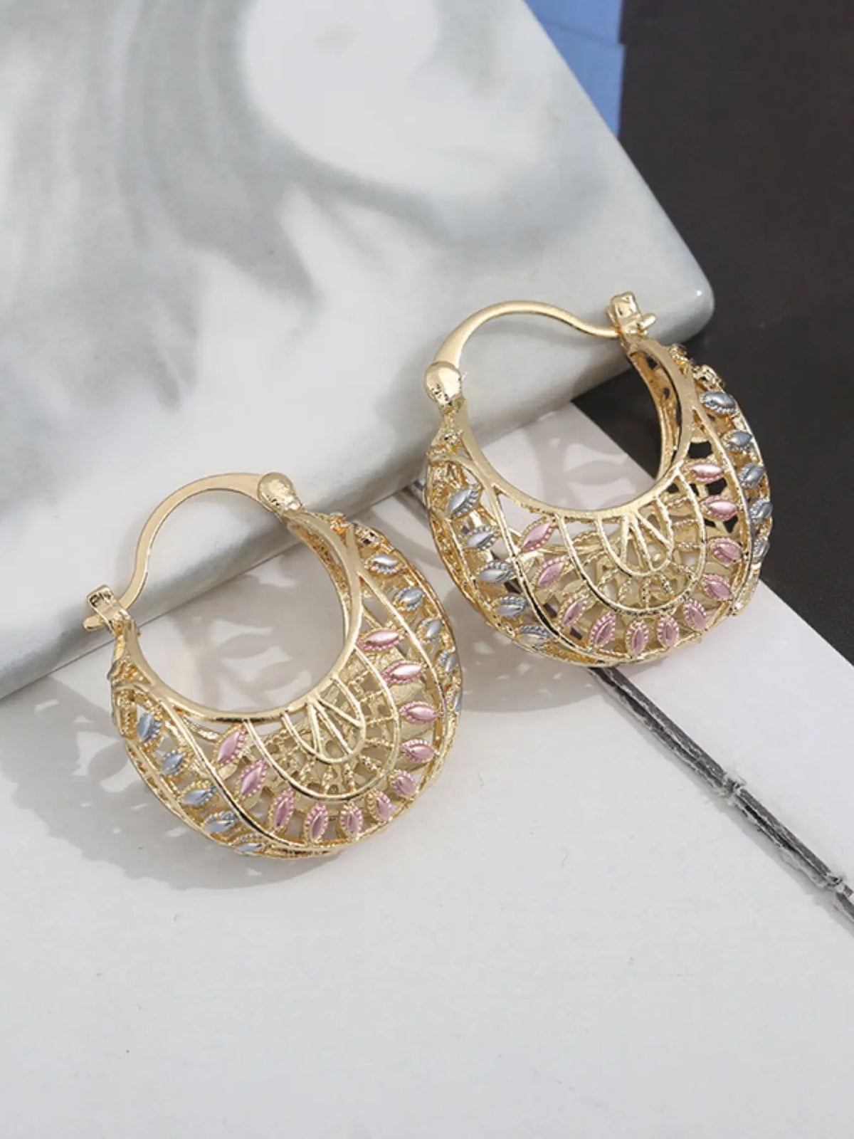 Mexican-style sunflower pattern gold-coloured hollow hoop earrings, hoop shape earrings, elegant party earrings, the perfect anniversary gift for mothers and couples, earrings jewelry