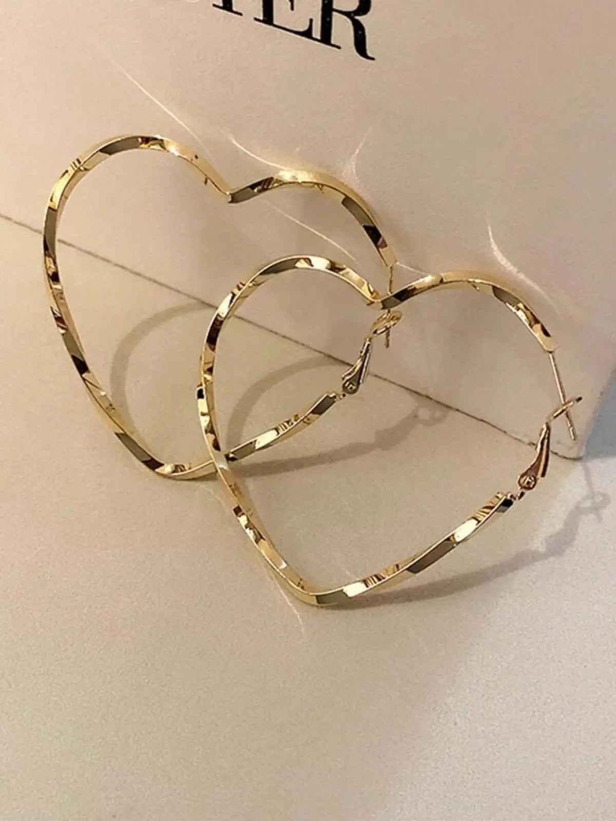 Oversized Heart Hoop Earrings for Women, Trendy Metallic Twisted Earring, Party Jewelry, Fashion Jewelry Party, Fashionable Earrings, Fashion Accessories