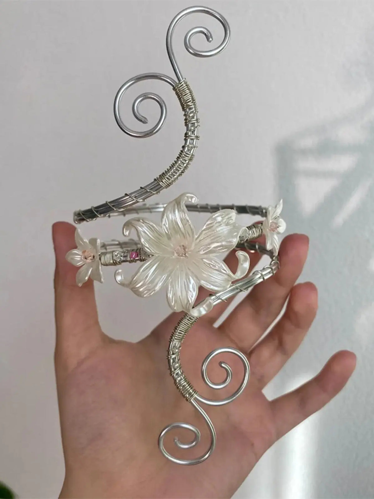 Boho Style Adjustable Upper Arm Cuff, Pearl Flower Design, Elegant Accessory, Perfect for Travel & Daily Wear, Exquisite Trendy Armlet