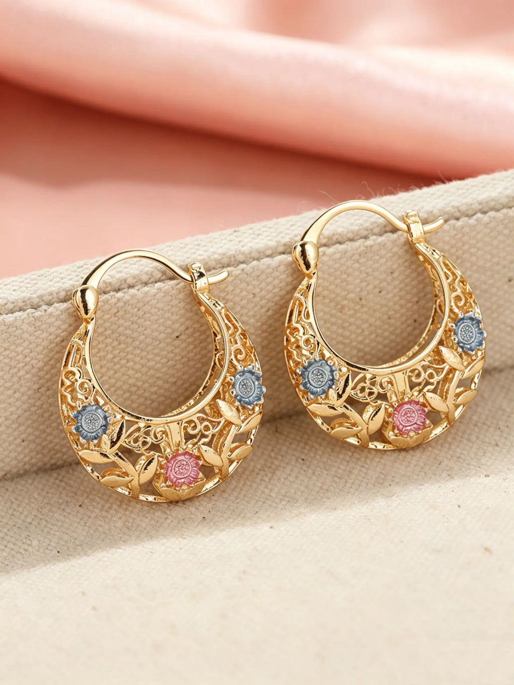 Mexican-style sunflower pattern gold-coloured hollow hoop earrings, hoop shape earrings, elegant party earrings, the perfect anniversary gift for mothers and couples, earrings jewelry