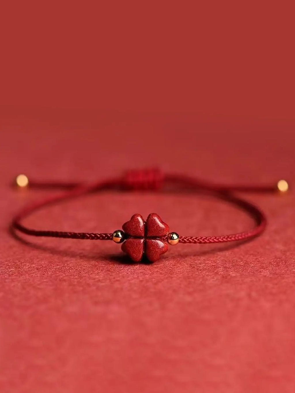 The four leaf clover rope bracelet is hand woven with lucky grass hand rope, Braided Bracelet, Bohemian Bracelet, suitable for daily wear, vacation and dating occasions, and is also a surprising and exquisite small gift.