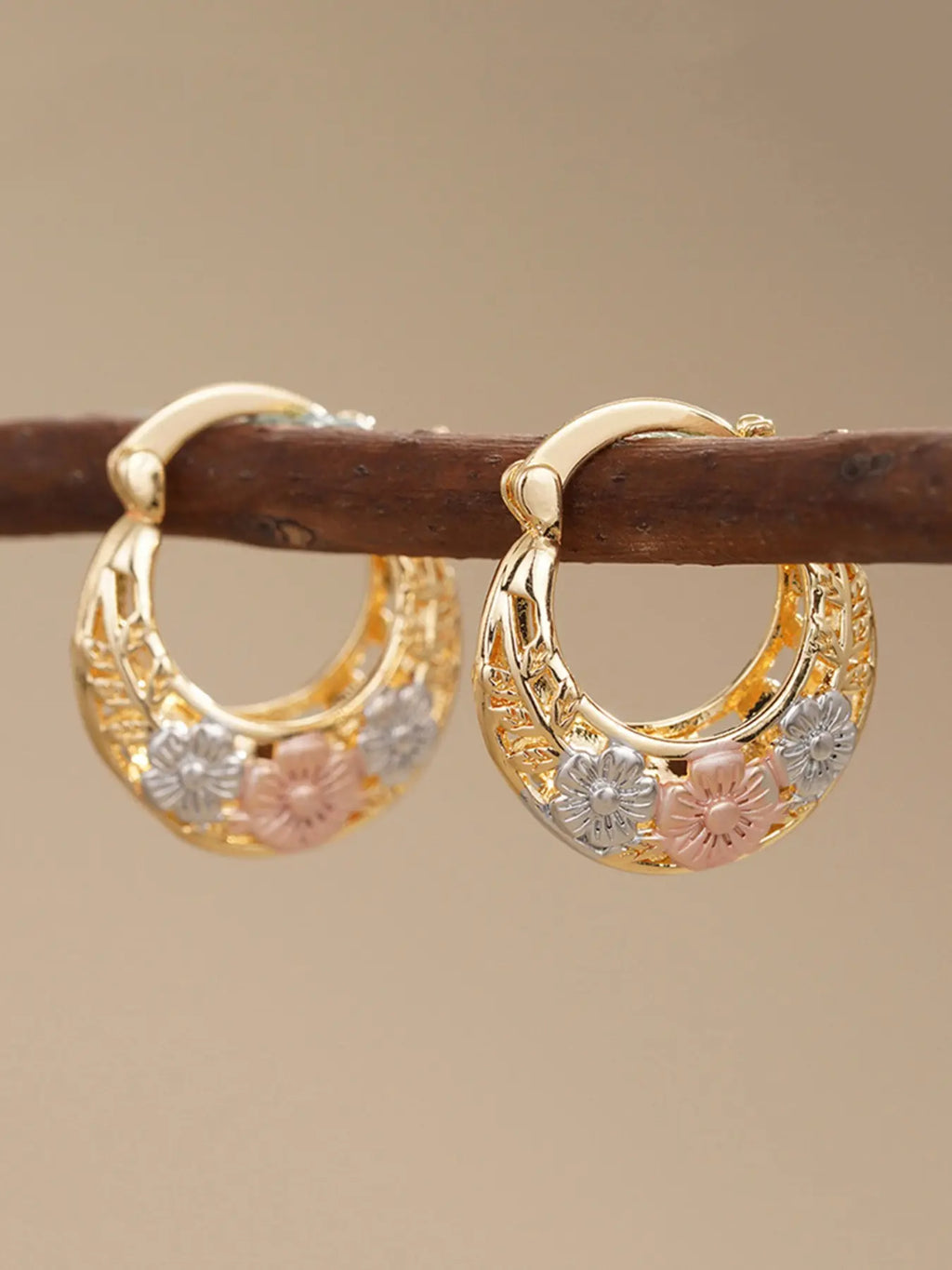 Mexican-style sunflower pattern gold-coloured hollow hoop earrings, hoop shape earrings, elegant party earrings, the perfect anniversary gift for mothers and couples, earrings jewelry