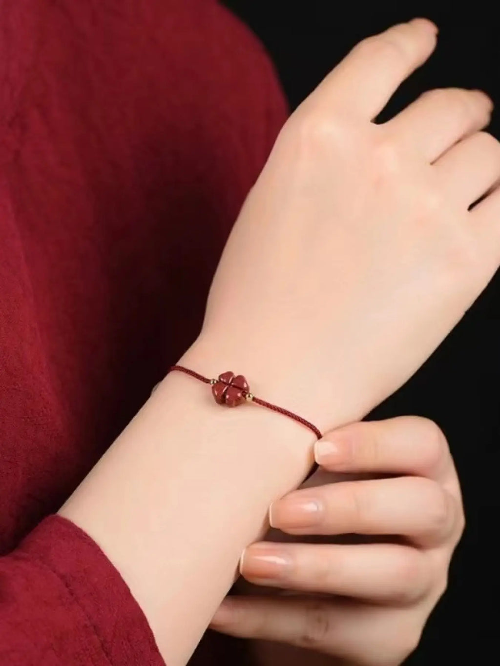 The four leaf clover rope bracelet is hand woven with lucky grass hand rope, Braided Bracelet, Bohemian Bracelet, suitable for daily wear, vacation and dating occasions, and is also a surprising and exquisite small gift.